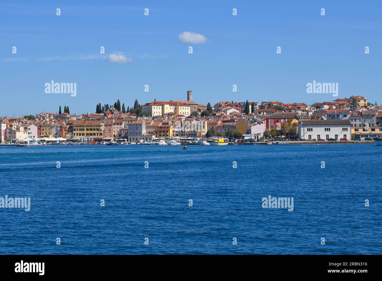 Rovinj: Blick auf den Hafen und die Altstadt von Obala Vladimira Nazora, Kroatien Stockfoto