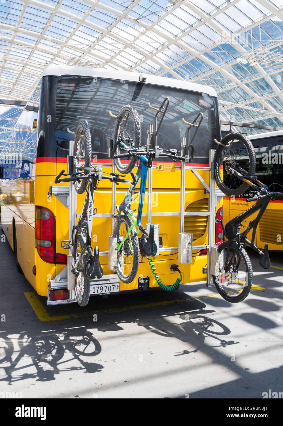 Fahrräder, die in der Schweiz, Europa, auf dem Rücksitz eines Busses getragen wurden Stockfoto