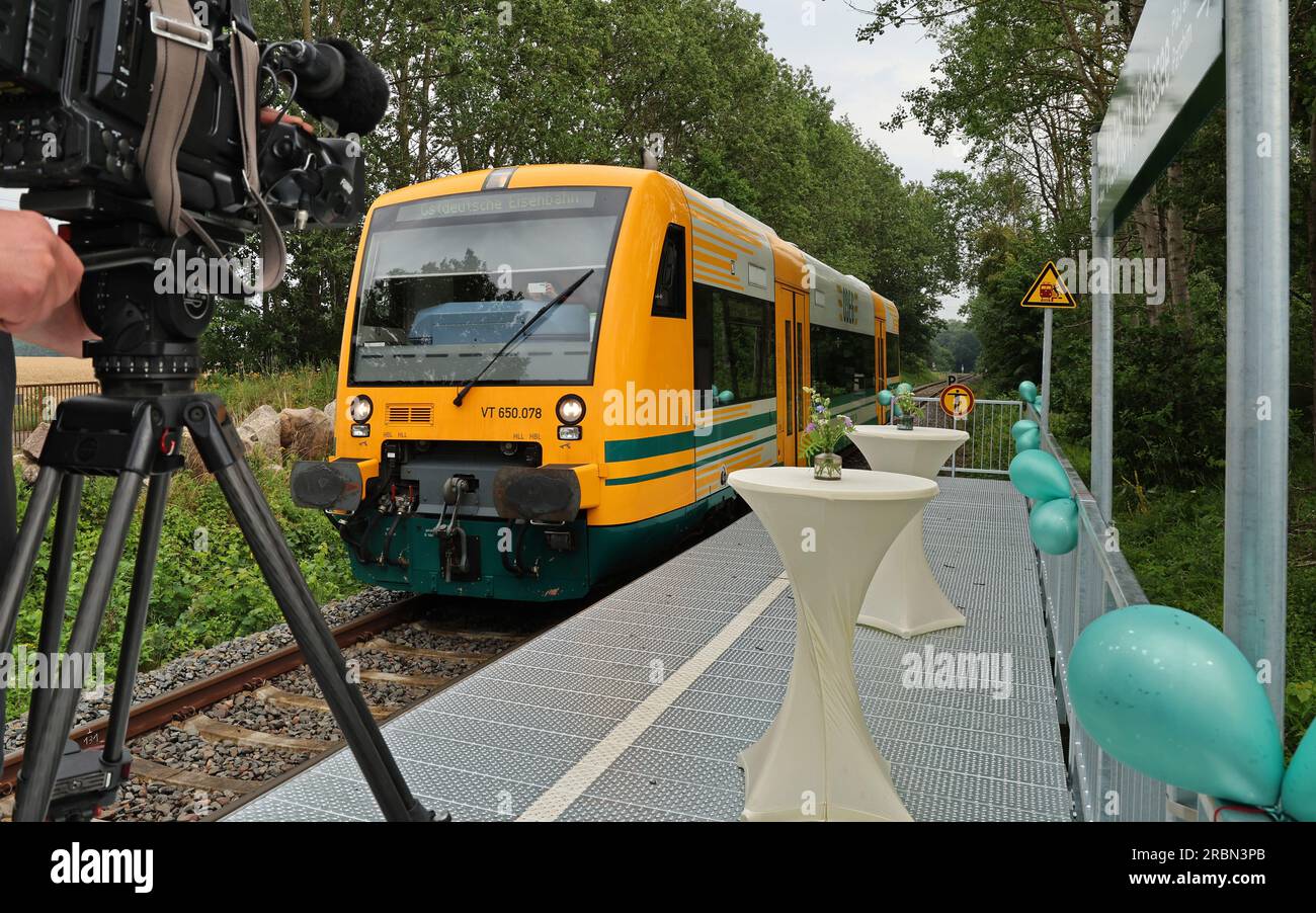 Malchow, Deutschland. 10. Juli 2023. Die neue Bahnhaltestelle „Malchow Krebssee“ für den saisonalen Eisenbahnverkehr im Süden wird bei einer Presseveranstaltung feierlich in Betrieb genommen. Es wird von 17,05.-10.09.2023 von der Ostdeutschen Eisenbahn GmbH ODEG bedient und befindet sich direkt neben der Sommerrodelbahn und dem Affenwald. Die Station wurde vollständig auf Schraubfundamenten gebaut, sodass der Boden nicht mit Beton abgedichtet ist. Kredit: Bernd Wüstneck/dpa/Alamy Live News Stockfoto
