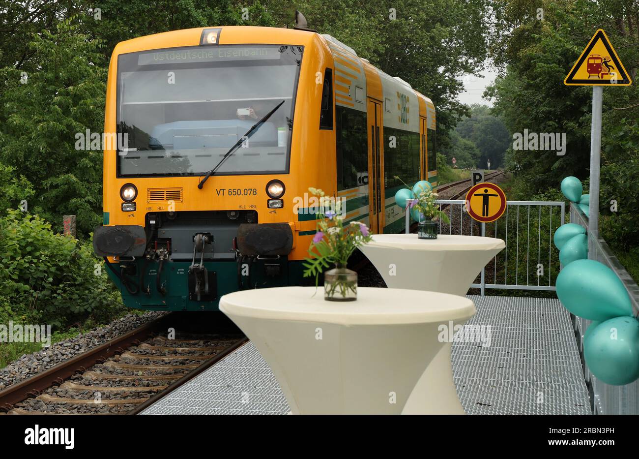 Malchow, Deutschland. 10. Juli 2023. Die neue Bahnhaltestelle „Malchow Krebssee“ für den saisonalen Eisenbahnverkehr im Süden wird bei einer Presseveranstaltung feierlich in Betrieb genommen. Es wird von 17,05.-10.09.2023 von der Ostdeutschen Eisenbahn GmbH ODEG bedient und befindet sich direkt neben der Sommerrodelbahn und dem Affenwald. Die Station wurde vollständig auf Schraubfundamenten gebaut, sodass der Boden nicht mit Beton abgedichtet ist. Kredit: Bernd Wüstneck/dpa/Alamy Live News Stockfoto