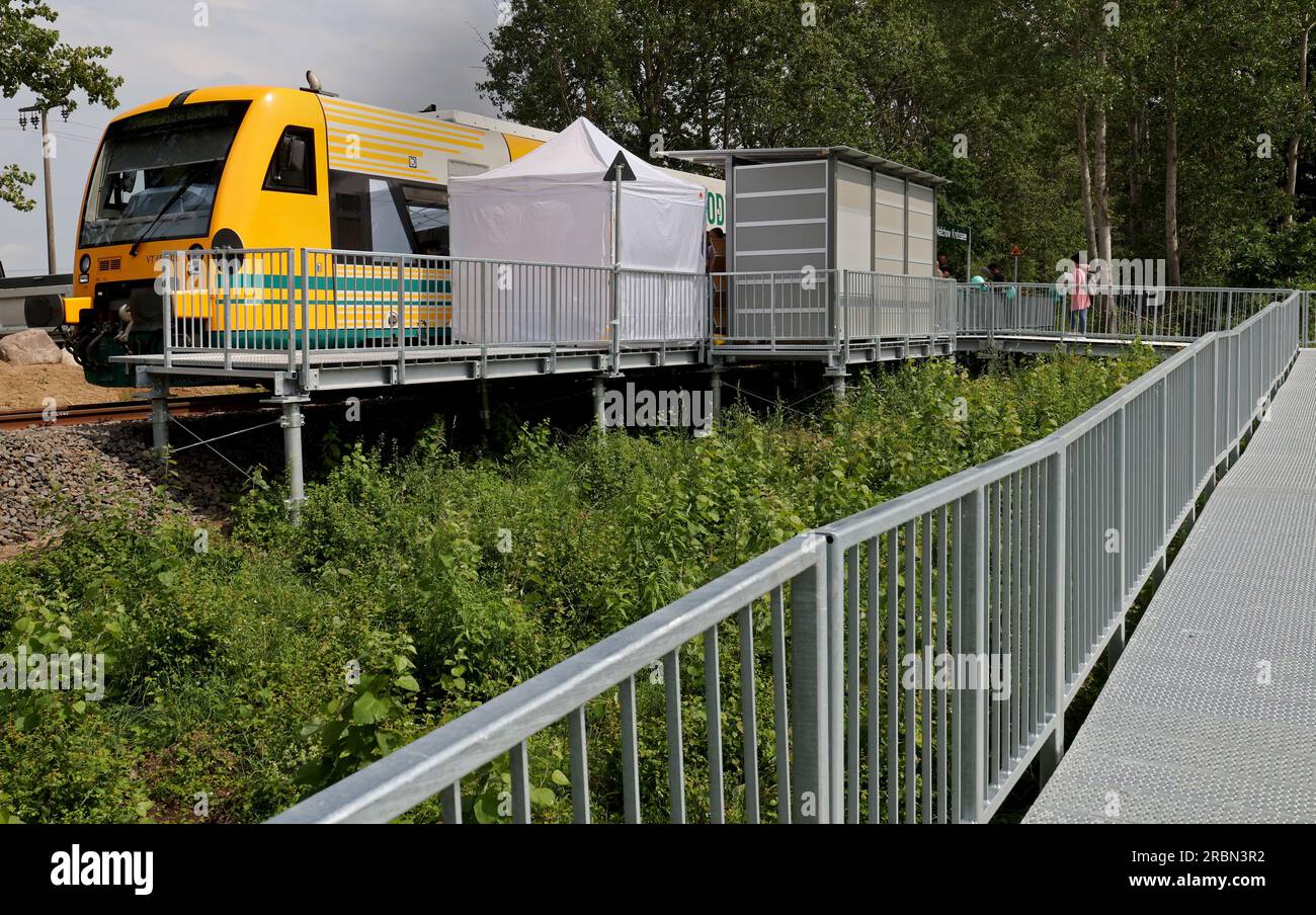 Malchow, Deutschland. 10. Juli 2023. Die neue Bahnhaltestelle „Malchow Krebssee“ für den saisonalen Eisenbahnverkehr im Süden wird bei einer Presseveranstaltung feierlich in Betrieb genommen. Es wird von 17,05.-10.09.2023 von der Ostdeutschen Eisenbahn GmbH ODEG bedient und befindet sich direkt neben der Sommerrodelbahn und dem Affenwald. Die Station wurde vollständig auf Schraubfundamenten gebaut, sodass der Boden nicht mit Beton abgedichtet ist. Kredit: Bernd Wüstneck/dpa/Alamy Live News Stockfoto