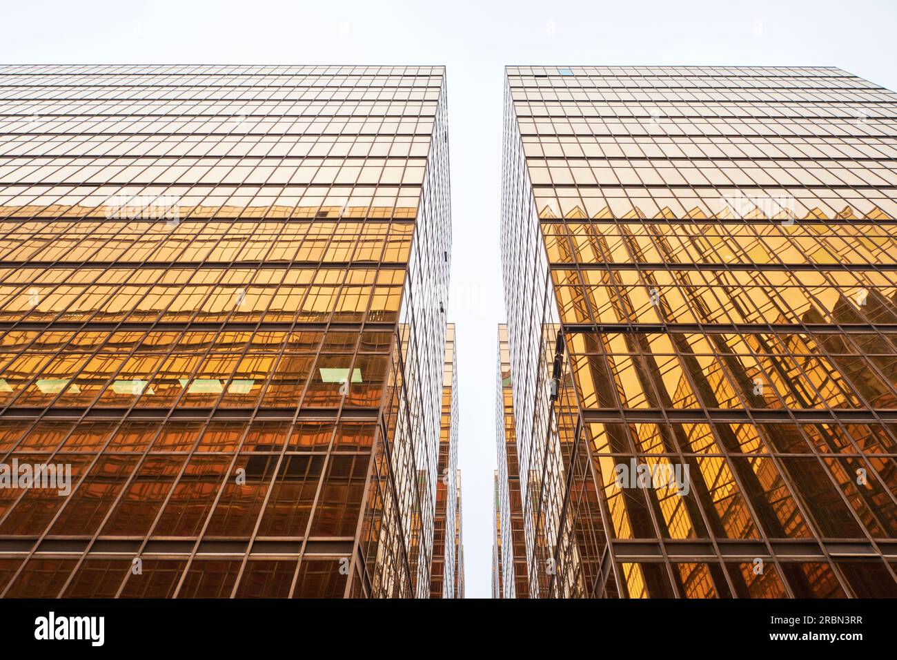 Hongkong, China - April 28 2023: Symmetrische goldene Außenfassade Gestaltung von Bürogebäuden Stockfoto