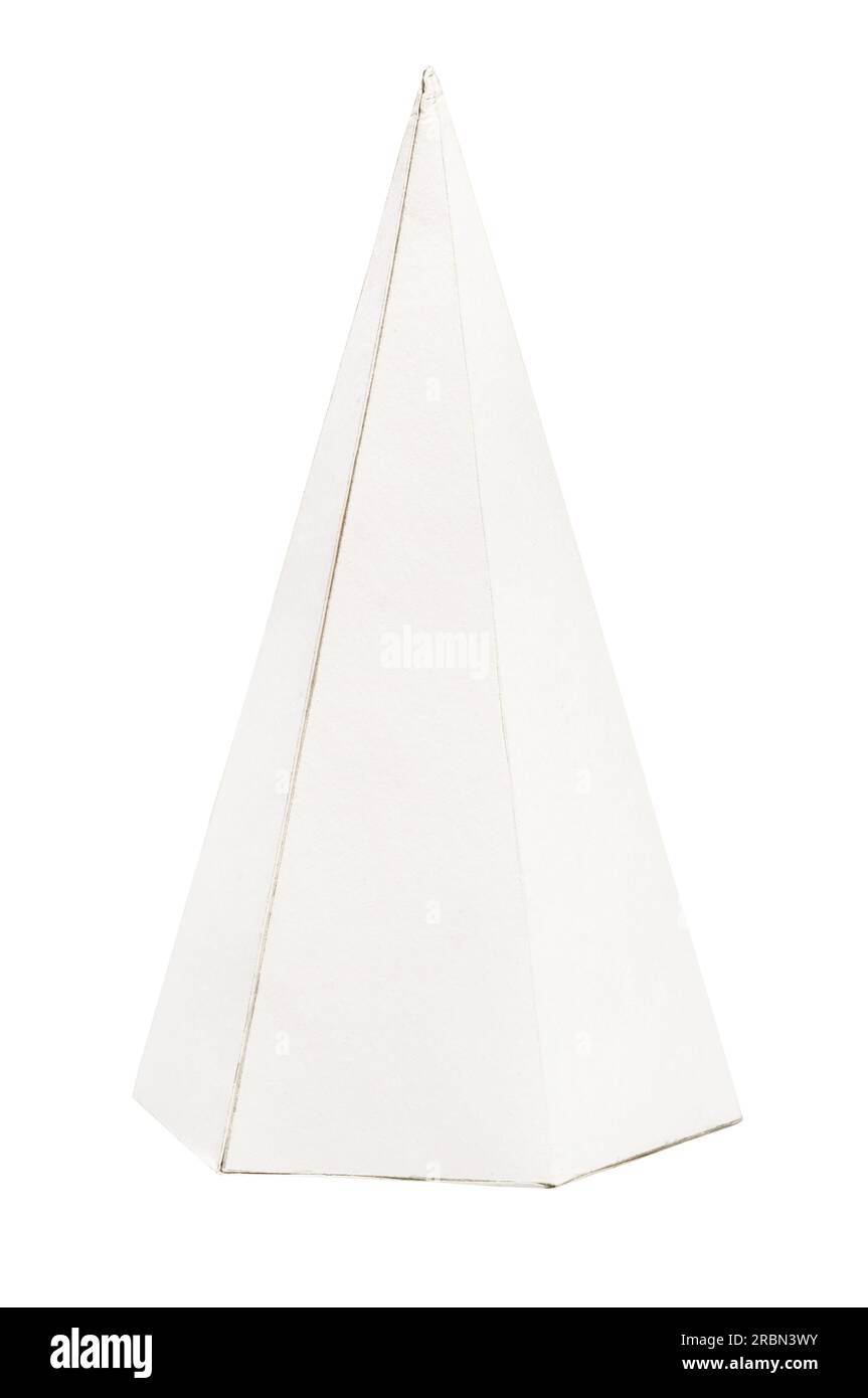 Vorderansicht einer handgefertigten, sechsseitigen Pyramide aus Papier dreidimensionale geometrische Form isoliert auf weißem Hintergrund Stockfoto