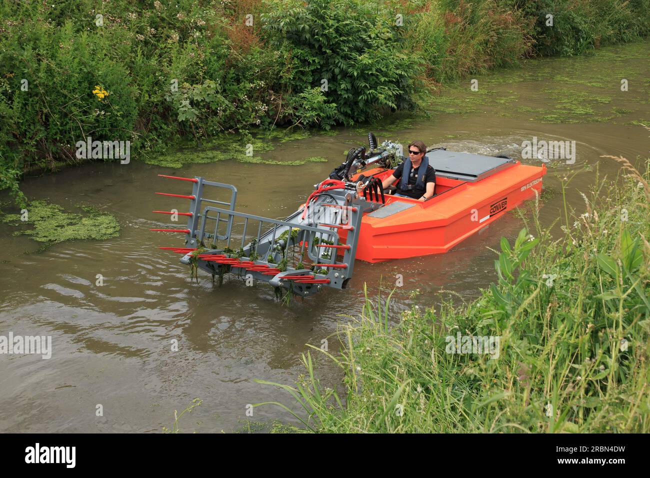 Ein Wasserwadenboot, das in einem Abfluss in den Lincolnshire-Bergen arbeitet Stockfoto