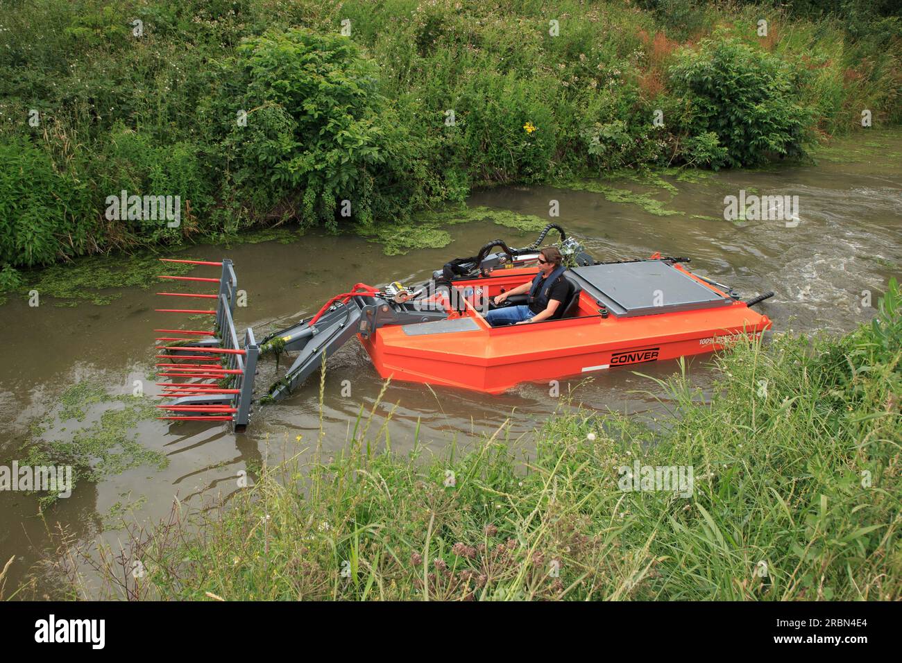 Ein Wasserwadenboot, das in einem Abfluss in den Lincolnshire-Bergen arbeitet Stockfoto