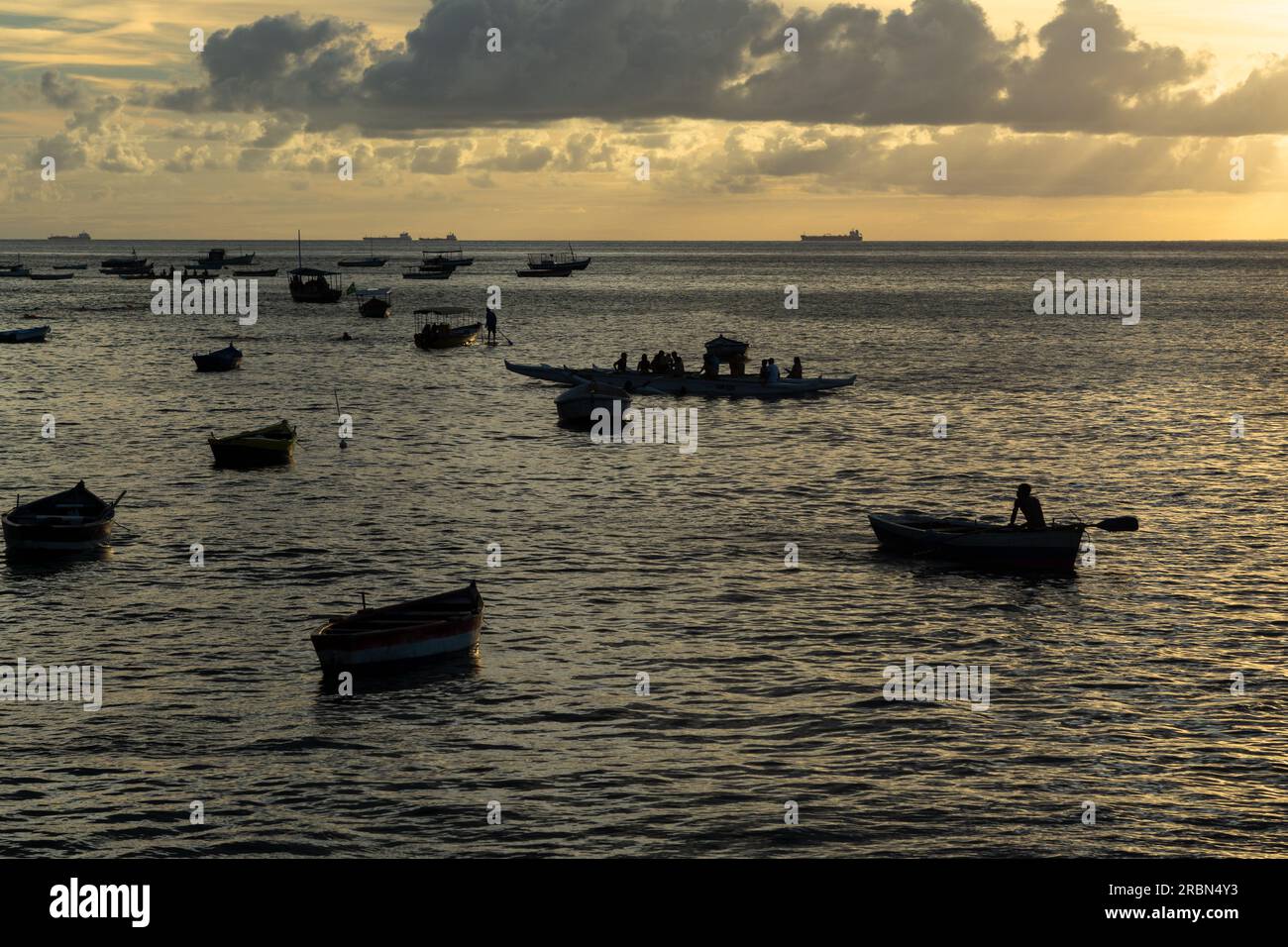 Salvador, Bahia, Brasilien - 14. Januar 2022: Silhouette von Booten im Meer vor dem Sonnenuntergang am Strand des Museums für moderne Kunst in Salvador, Ba Stockfoto