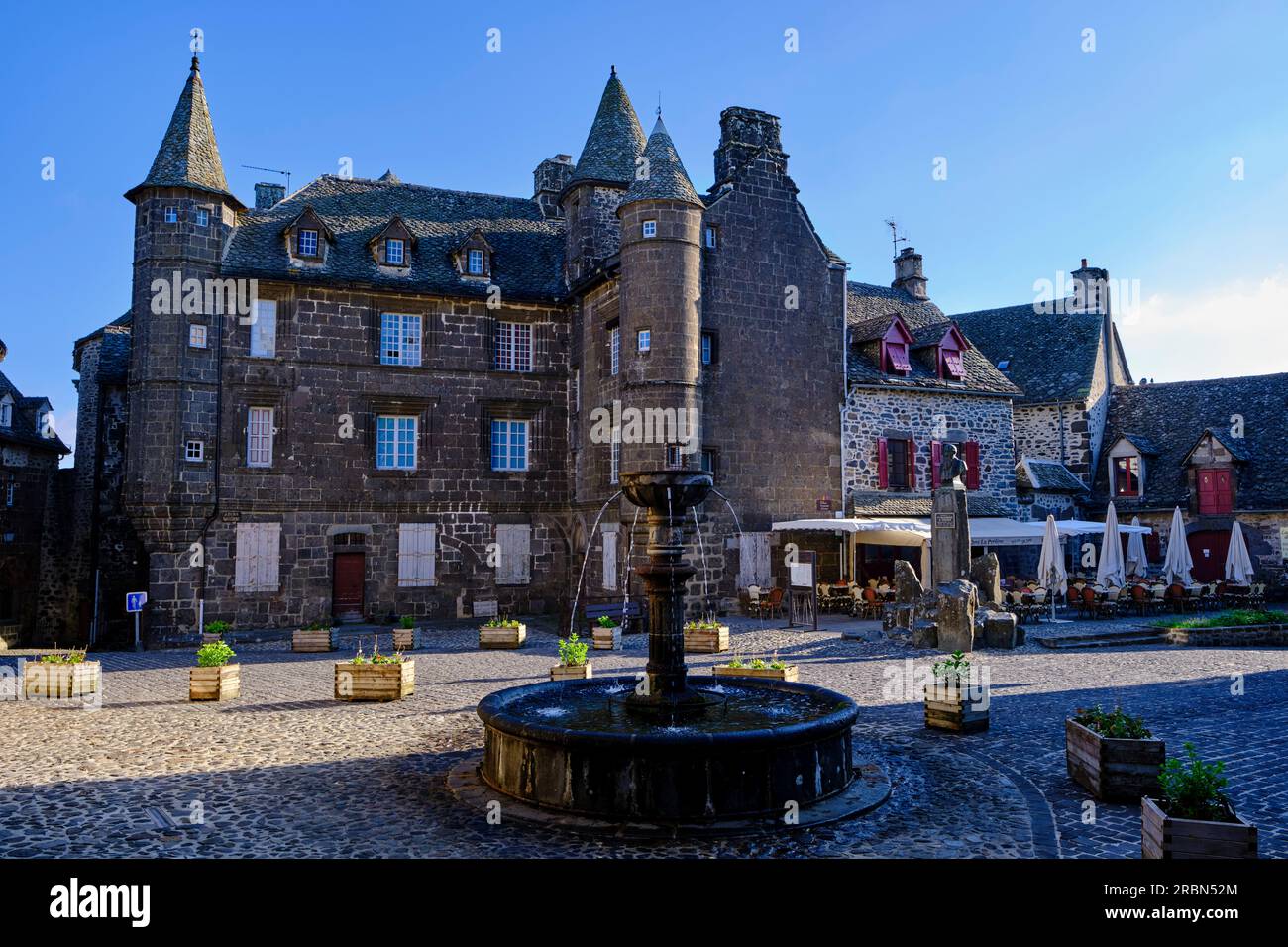 Frankreich, Cantal, Auvergne Volcanoes Regional Natural Park, Salers, die schönsten Dörfer Frankreichs Stockfoto