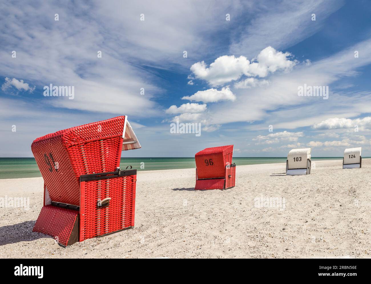 Weiße und rote Strandliegen in Zingst, Mecklenburg-Vorpommern, Norddeutschland, Deutschland Stockfoto