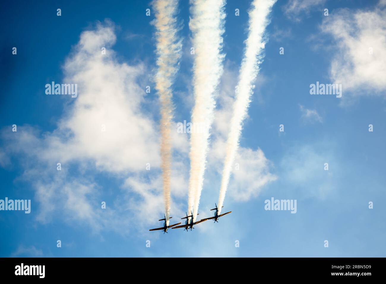 Salvador, Bahia, Brasilien - 02. Juli 2023: Flugausstellung und Akrobatikshow des Rauchergeschwaders im Zentrum der Stadt Salvador, Bahia. Stockfoto