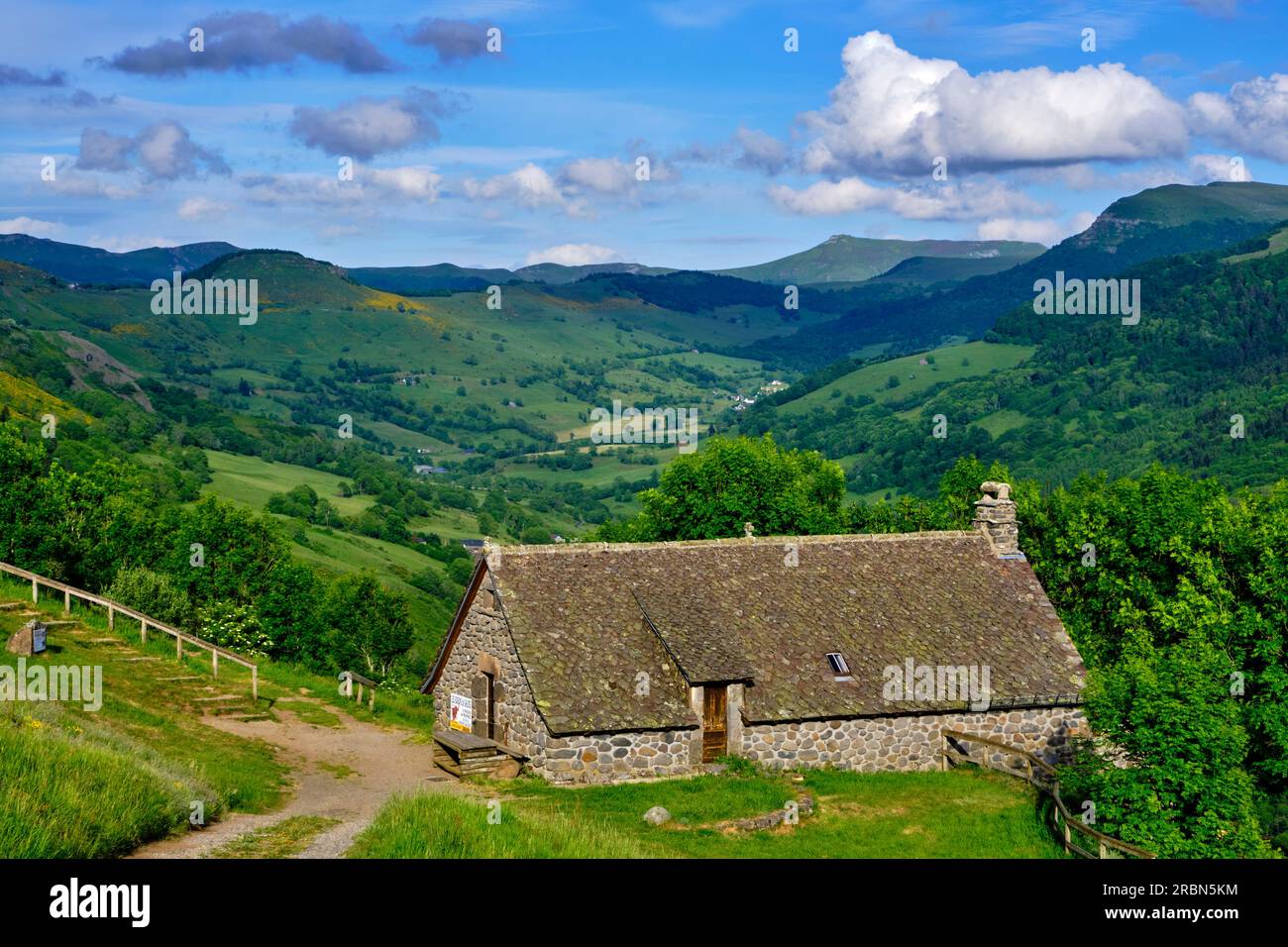 Frankreich, Kantal, Auvergne-Vulkanregion, Salers, die als die schönsten Dörfer Frankreichs bezeichnet werden, Burons of Salers, Salers Käse und C. Stockfoto