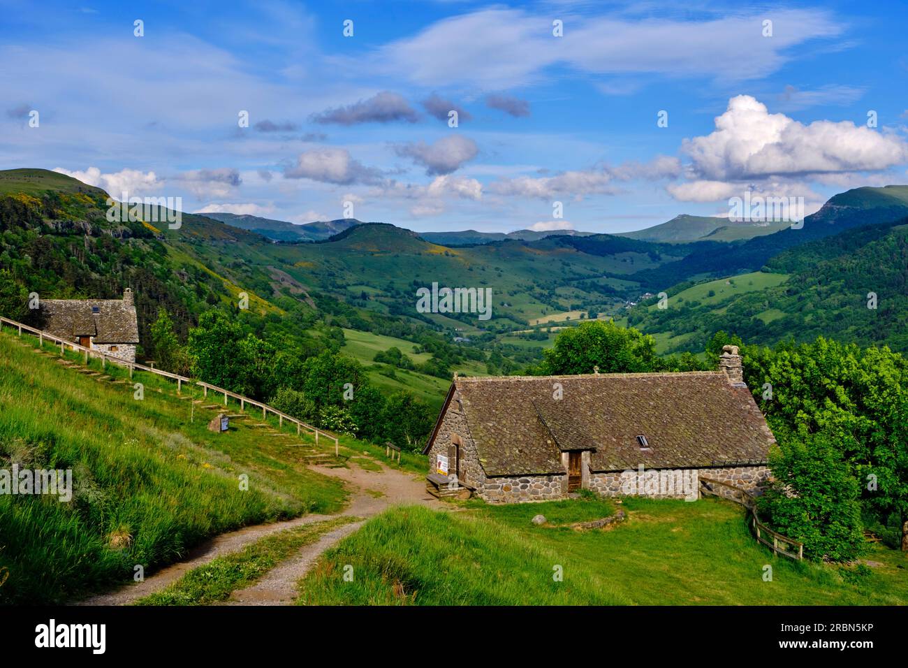 Frankreich, Kantal, Auvergne-Vulkanregion, Salers, die als die schönsten Dörfer Frankreichs bezeichnet werden, Burons of Salers, Salers Käse und C. Stockfoto