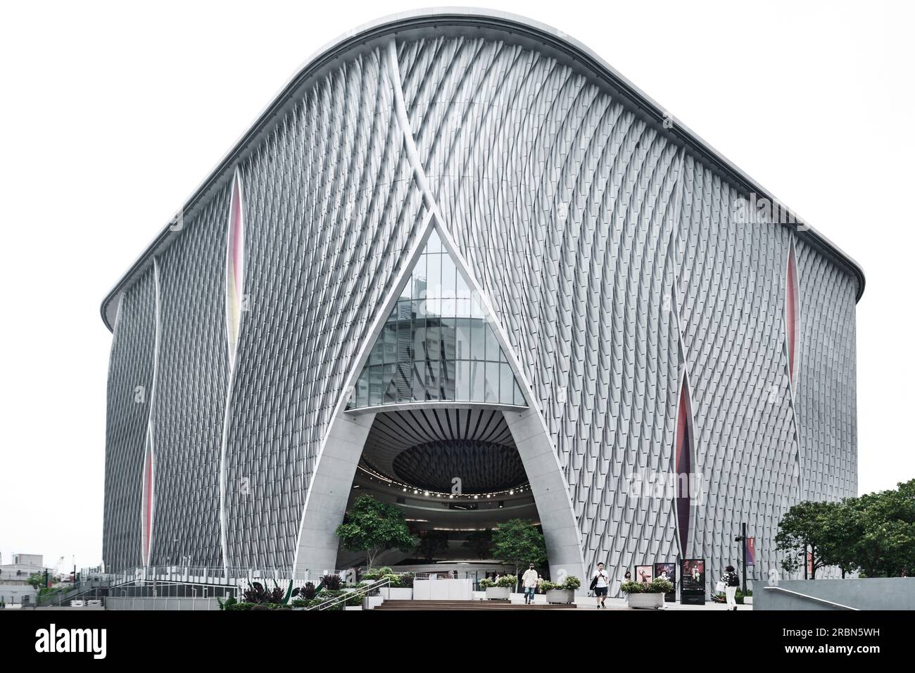 Hongkong, China - April 28 2023: Das Xiqu Centre, ein erstklassiger Veranstaltungsort für Kunst in Xiqu oder der chinesischen Oper, ist im West Kowloon Cultural District zu sehen Stockfoto
