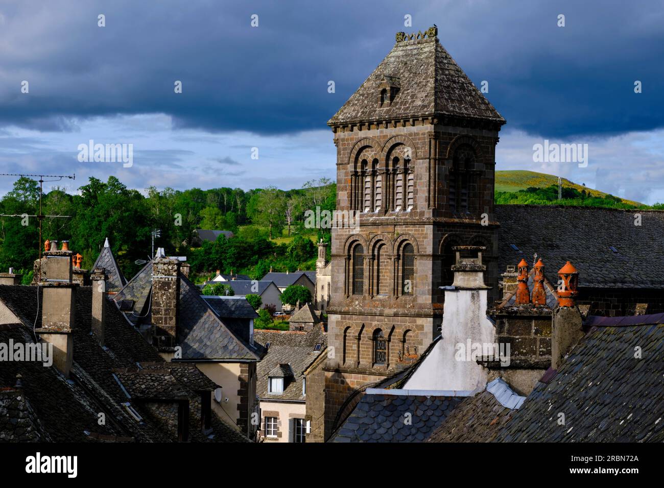 Frankreich, Kantal, Auvergne-Vulkane regionaler Naturpark, Salers, die als die schönsten Dörfer Frankreichs bezeichnet werden, Saint-Mathieu Kirche Stockfoto