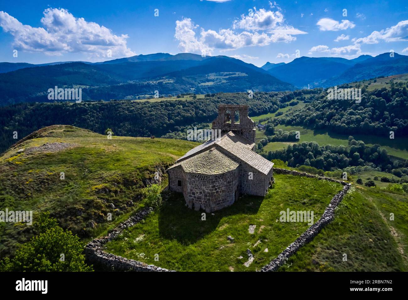 Frankreich, Kantal, Auvergne Volcanoes Regional Nature Park, Chastel-sur-Murat, Saint-Antoine Kapelle aus dem 12. Jahrhundert hoch oben auf einer Landzunge Stockfoto