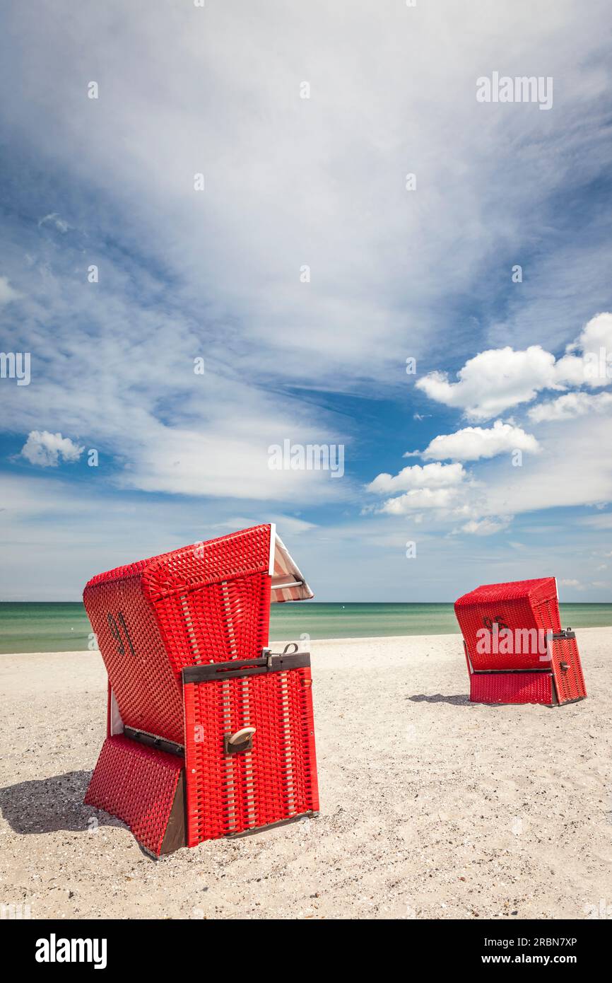 Rote Liegestühle am Strand in Zingst, Mecklenburg-Vorpommern, Ostsee, Norddeutschland, Deutschland Stockfoto
