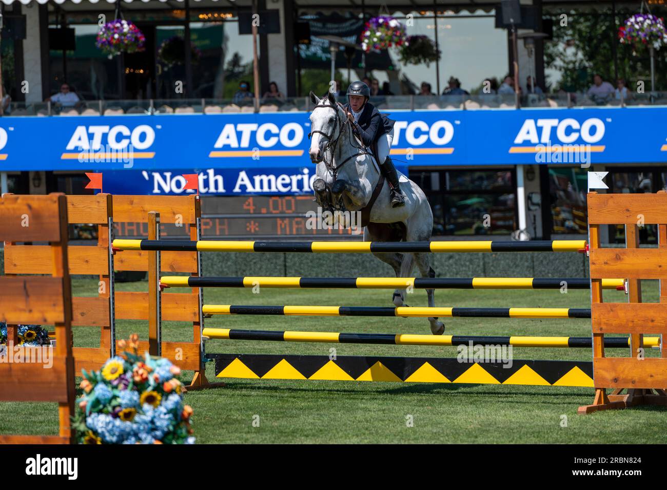 Calgary, Alberta, Kanada, 8. Juli 2023. Mathew Sampson (GBR) reitet Equine America Ivanhoe GP, CSI North American, Spruce Meadows - der QE II Cup. Stockfoto