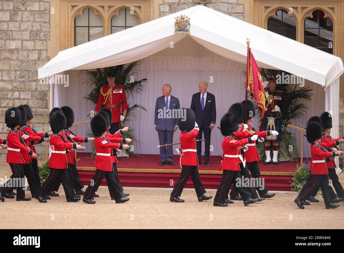 Windsor, Großbritannien. 10. Juli 2023. US-Präsident Joe Biden und König Karl III. Inspizieren eine Ehrengarde, die von Mitgliedern der walisischen Garde gebildet wurde, während einer feierlichen Begrüßung im Quadrangle am 10. Juli 2023 im Schloss Windsor in Windsor. Biden wird einen kurzen Besuch abstatten, um Premierminister Rishi Sunak und König Karl III. Zum ersten Mal seit seiner Krönung im Mai im Vorfeld des NATO-Gipfels 2023 in Vilnius, Litauen, zu treffen. Foto: Sergeant Donald C Todd/British Ministry of Defence/UPI Credit: UPI/Alamy Live News Stockfoto