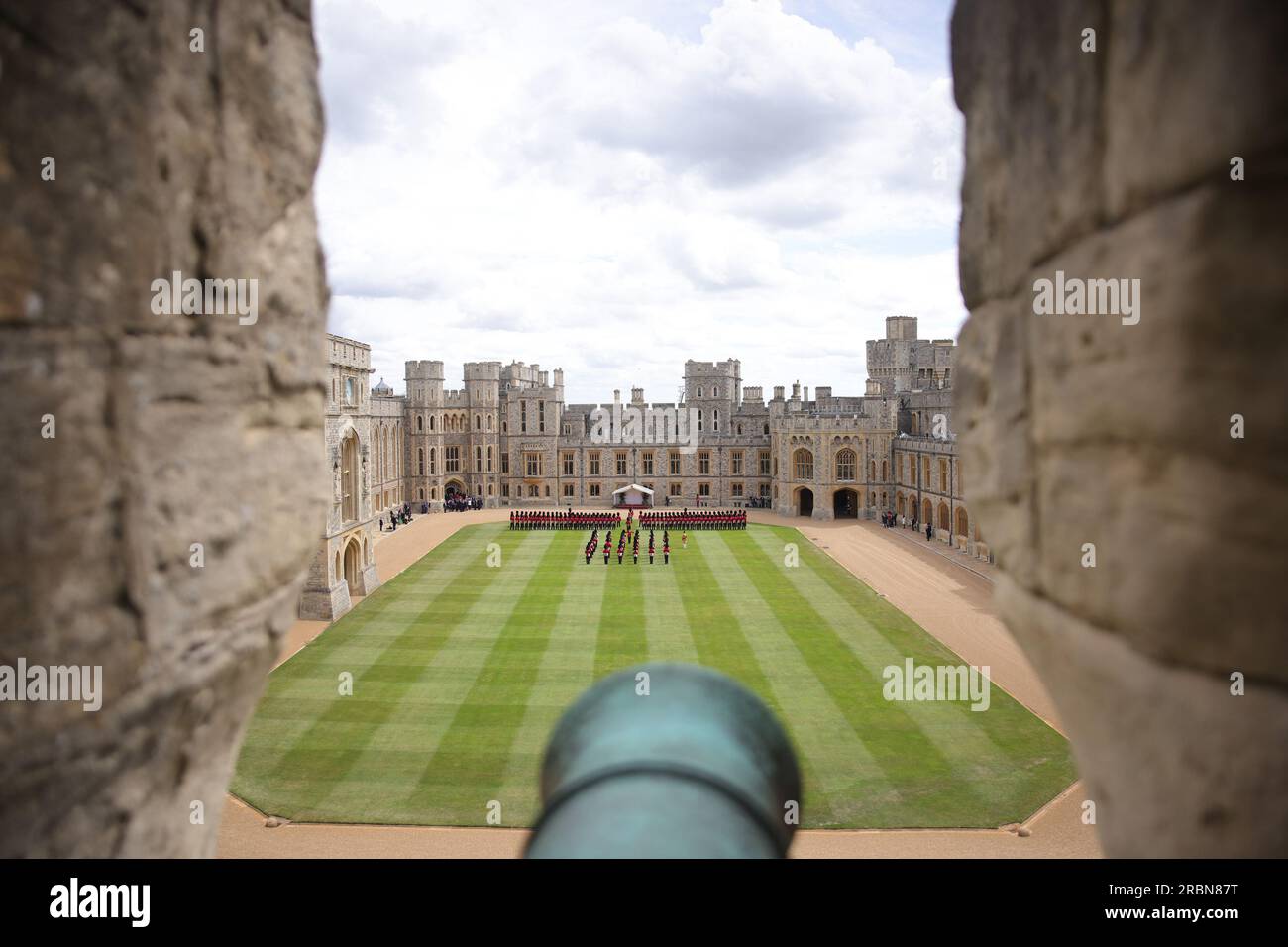 Windsor, Großbritannien. 10. Juli 2023. US-Präsident Joe Biden und König Karl III. Inspizieren eine Ehrengarde, die von Mitgliedern der walisischen Garde gebildet wurde, während einer feierlichen Begrüßung im Quadrangle am 10. Juli 2023 im Schloss Windsor in Windsor. Biden wird einen kurzen Besuch abstatten, um Premierminister Rishi Sunak und König Karl III. Zum ersten Mal seit seiner Krönung im Mai im Vorfeld des NATO-Gipfels 2023 in Vilnius, Litauen, zu treffen. Foto: Sergeant Donald C Todd/British Ministry of Defence/UPI Credit: UPI/Alamy Live News Stockfoto