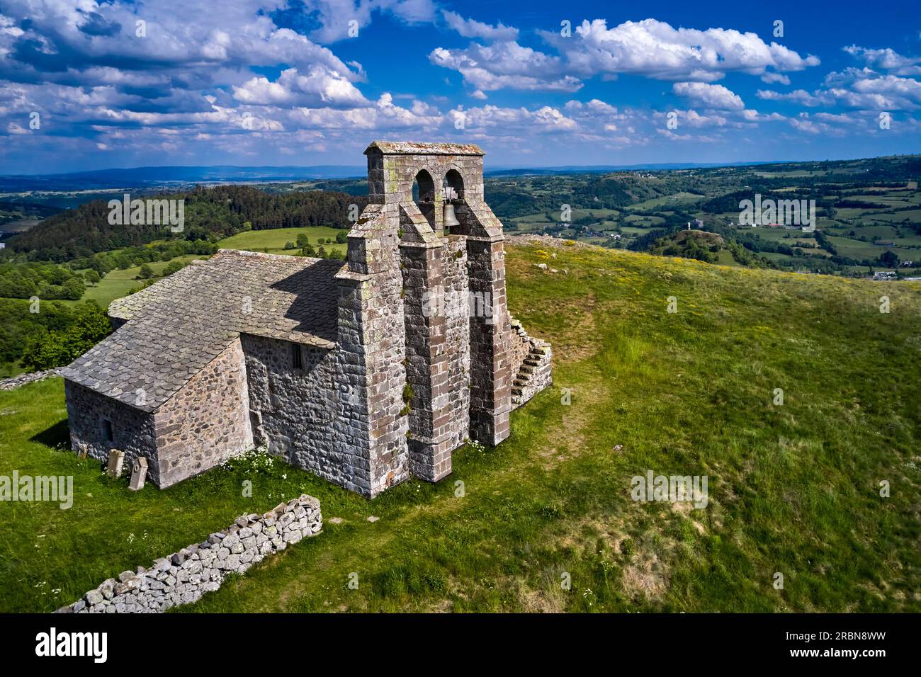 Frankreich, Kantal, Auvergne Volcanoes Regional Nature Park, Chastel-sur-Murat, Saint-Antoine Kapelle aus dem 12. Jahrhundert hoch oben auf einer Landzunge Stockfoto