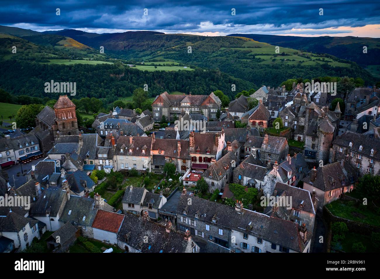 Frankreich, Cantal, Auvergne Volcanoes Regional Natural Park, Salers, die schönsten Dörfer Frankreichs Stockfoto