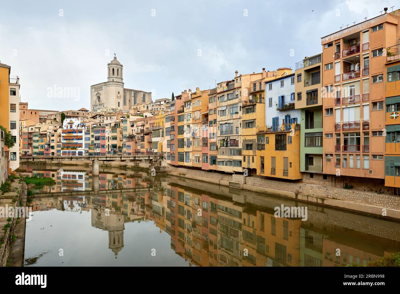Blick auf die Altstadt von Girona, Katalonien, Spanien, Europa. Sommerreisen. Stockfoto
