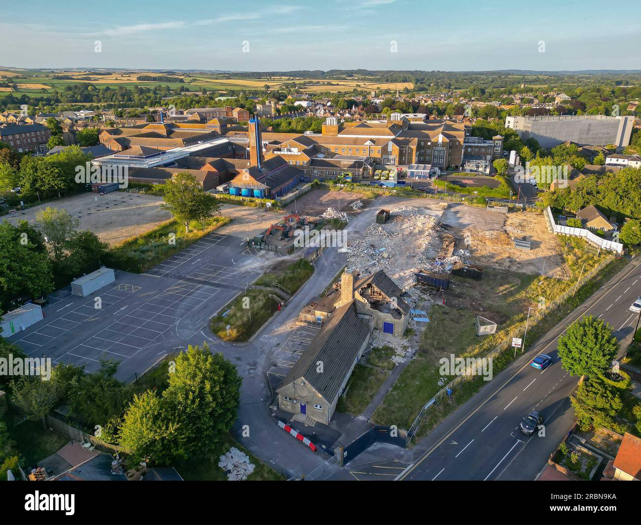 Dorchester, Dorset, Großbritannien. 9. Juli 2023 Blick aus der Luft auf den Abriss der ehemaligen Damers First School neben dem NHS Dorset County Hospital in Dorchester in Dorset. Der Standort wird für den Bau einer neuen Notaufnahme (ED) und Intensivstation vorbereitet, die Teil des neuen Krankenhausprogramms der Regierung ist, in dem bis 2030 40 neue Krankenhäuser gebaut werden. Bildnachweis: Graham Hunt/Alamy Live News Stockfoto