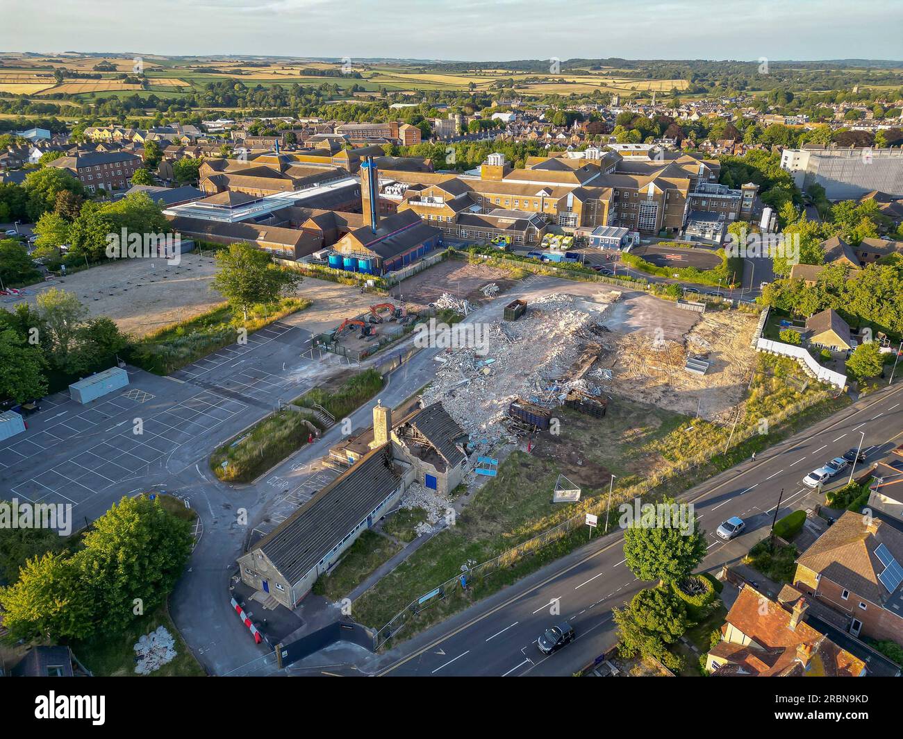 Dorchester, Dorset, Großbritannien. 9. Juli 2023 Blick aus der Luft auf den Abriss der ehemaligen Damers First School neben dem NHS Dorset County Hospital in Dorchester in Dorset. Der Standort wird für den Bau einer neuen Notaufnahme (ED) und Intensivstation vorbereitet, die Teil des neuen Krankenhausprogramms der Regierung ist, in dem bis 2030 40 neue Krankenhäuser gebaut werden. Bildnachweis: Graham Hunt/Alamy Live News Stockfoto