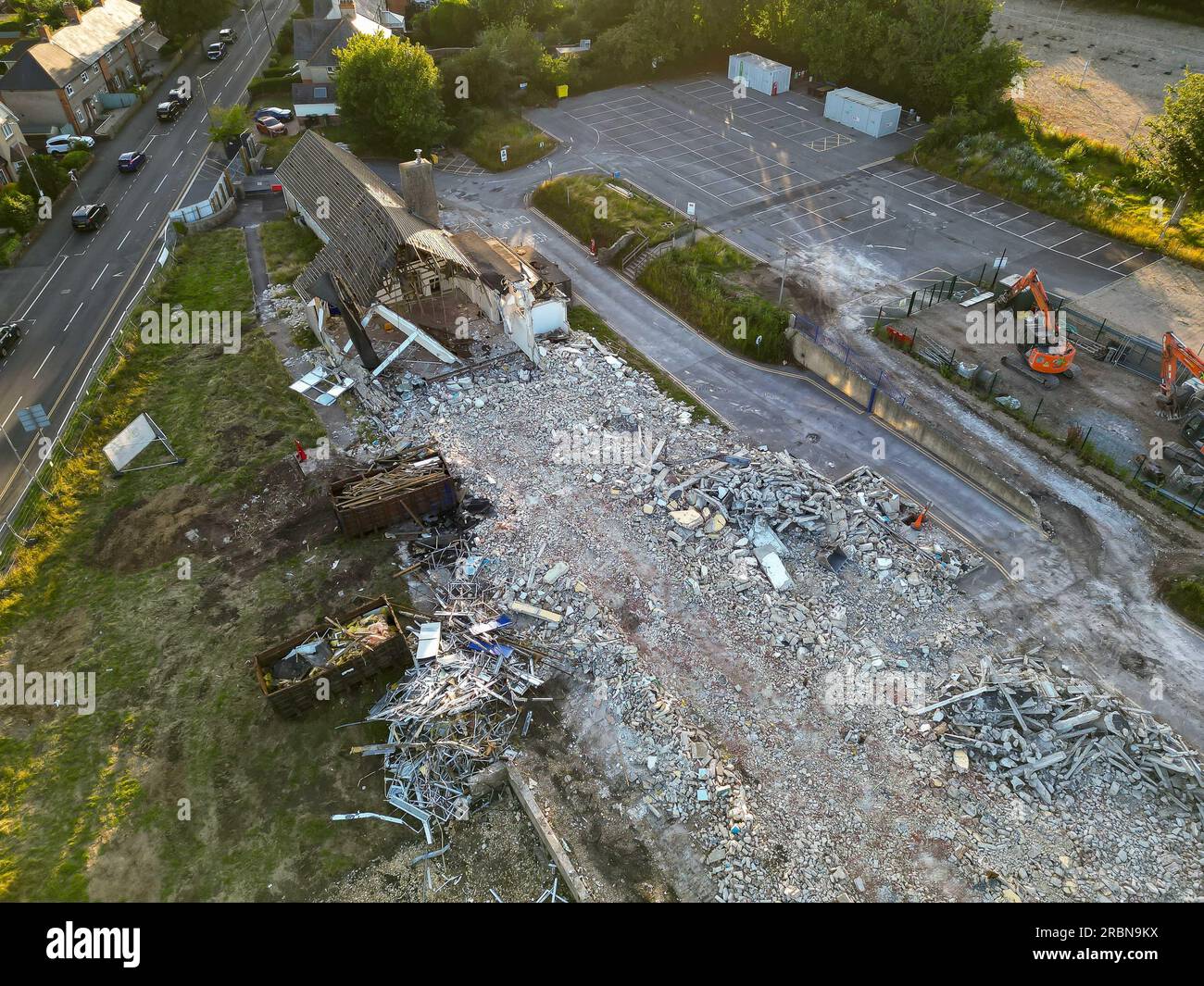 Dorchester, Dorset, Großbritannien. 9. Juli 2023 Blick aus der Luft auf den Abriss der ehemaligen Damers First School neben dem NHS Dorset County Hospital in Dorchester in Dorset. Der Standort wird für den Bau einer neuen Notaufnahme (ED) und Intensivstation vorbereitet, die Teil des neuen Krankenhausprogramms der Regierung ist, in dem bis 2030 40 neue Krankenhäuser gebaut werden. Bildnachweis: Graham Hunt/Alamy Live News Stockfoto