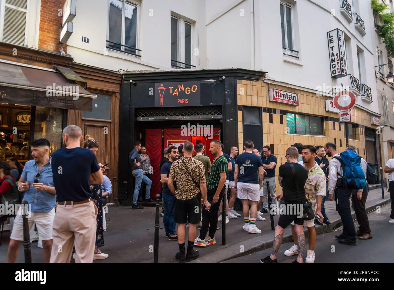 Leute vor dem Tango Gay Nachtclub, Le Marais Neighborhood, Paris, Frankreich Stockfoto