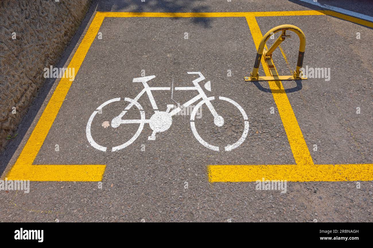 Reservierter Platz nur für Fahrräder auf dem Parkplatz in City Stencil Schild Stockfoto
