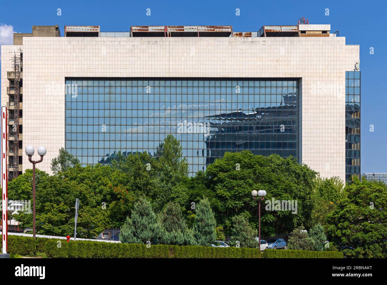 Großes Bürogebäude Neues Belgrad Sonniger Sommertag Stockfoto