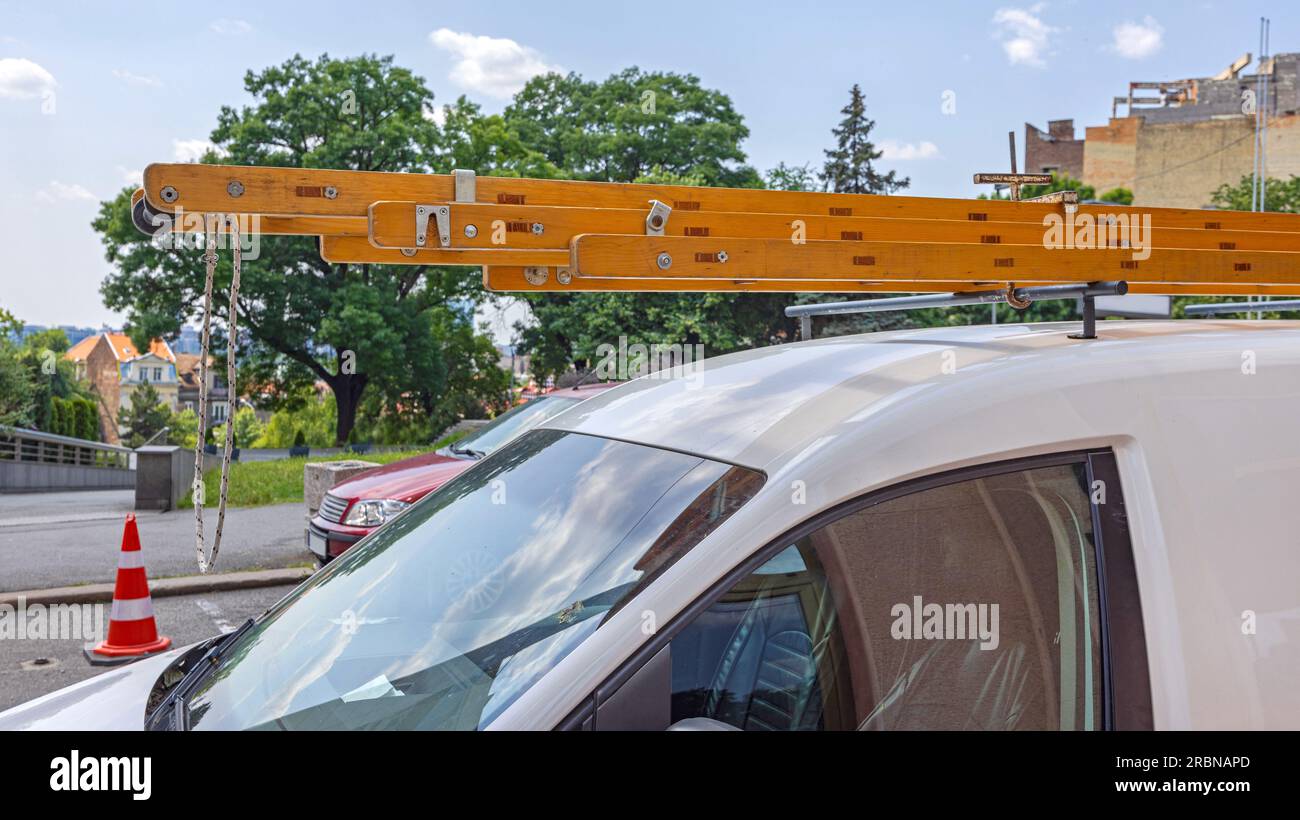 Lange Holzleiter am Dachgepäckträger des Cargo Van Stockfoto