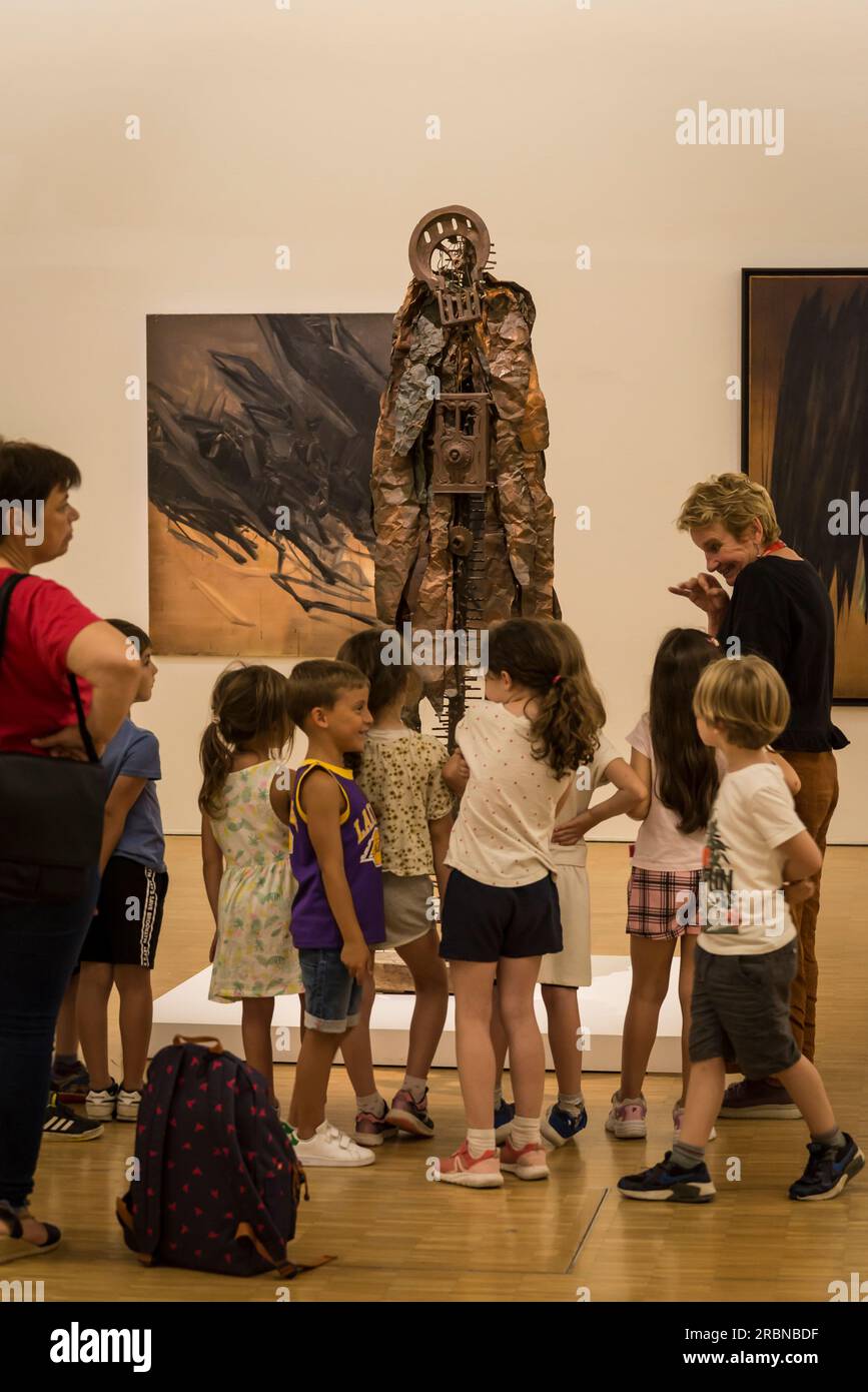 Schulbesuch, Kinder rund um die nicht-figurative Skulptur Etienne Martin, Centre Pompidou, ein Museum für moderne Kunst, Paris, Frankreich Stockfoto