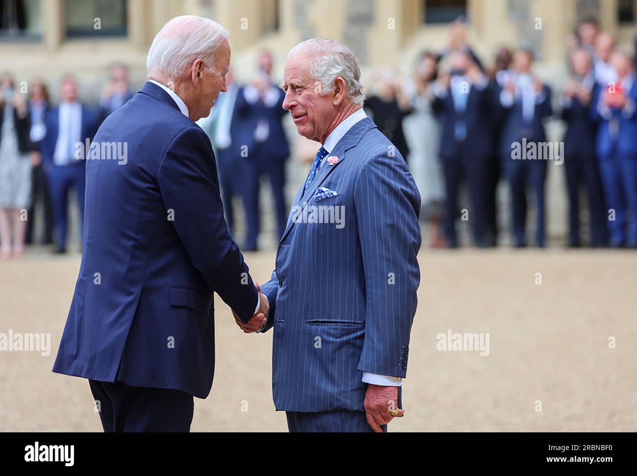 Windsor, Großbritannien. 10. Juli 2023. US-Präsident Joe Biden trifft sich am 10. Juli 2023 im Windsor Castle in Windsor mit dem britischen König Charles III. Biden wird einen kurzen Besuch abstatten, um Premierminister Rishi Sunak und König Karl III. Zum ersten Mal seit seiner Krönung im Mai im Vorfeld des NATO-Gipfels 2023 in Vilnius, Litauen, zu treffen. Foto: The Royal Family/Credit: UPI/Alamy Live News Stockfoto