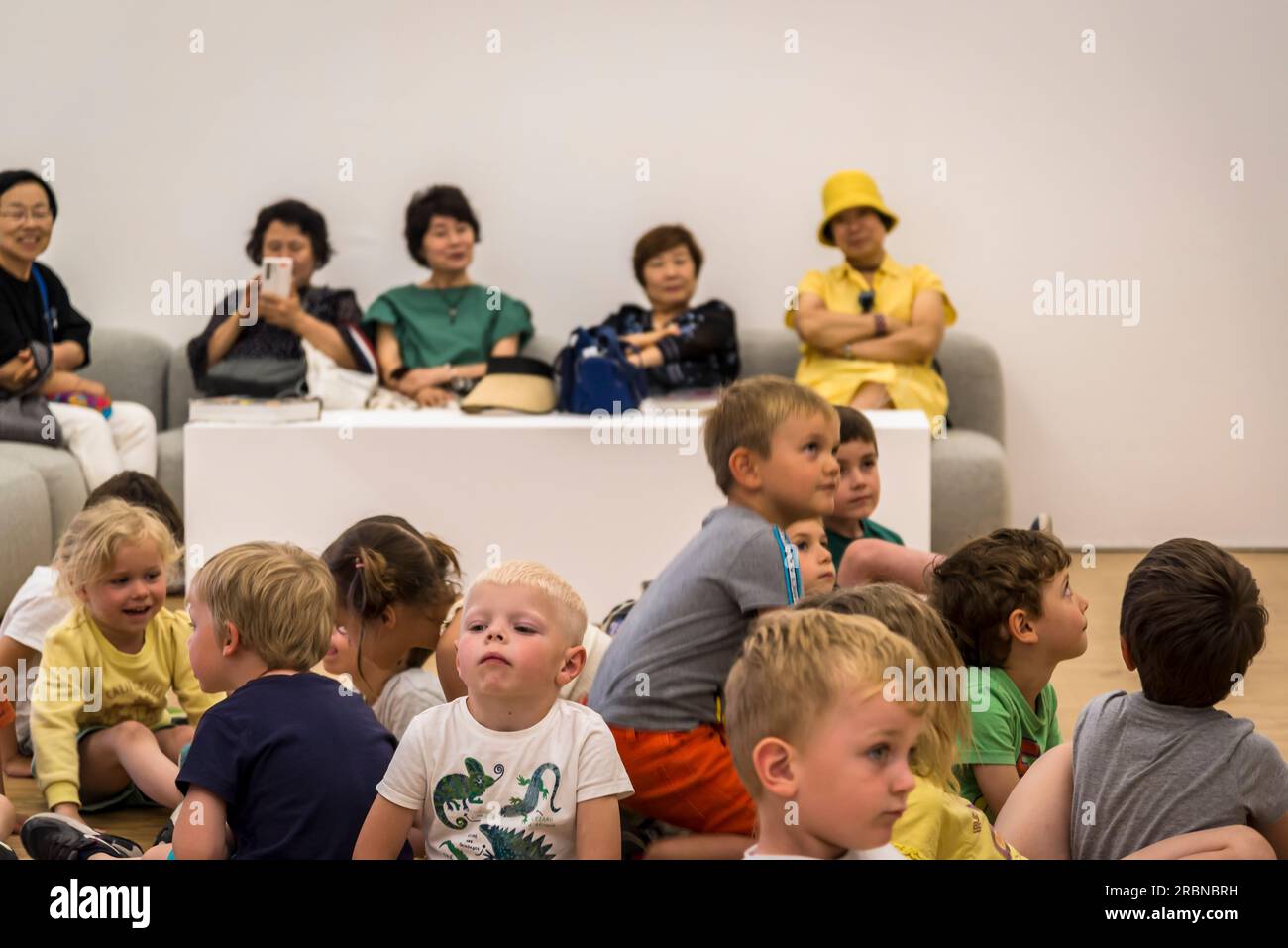 Kindergärten und südkoreanische Damen, Pompidou Centre, ein Museum für moderne Kunst, Paris, Frankreich Stockfoto