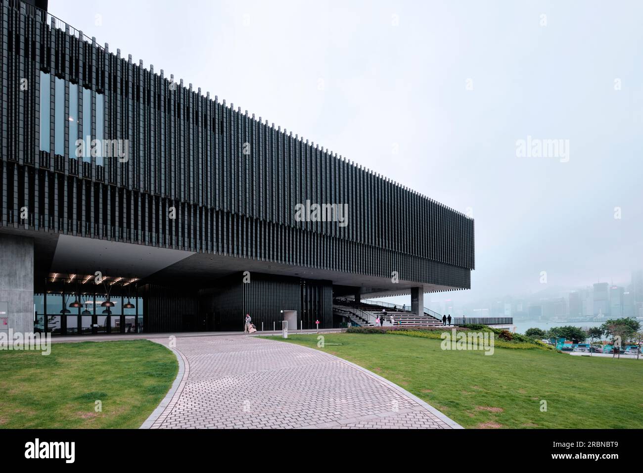 Hongkong, China - April 28 2023: M+ Museum im Kulturviertel West Kowloon, entworfen von Herzog de Meuron Stockfoto