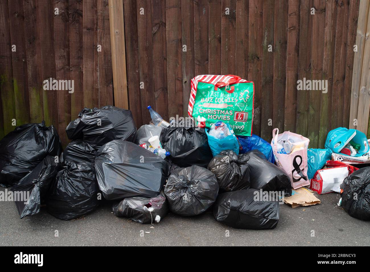 Slough, Berkshire, Großbritannien. 10. Juli 2023. Slough Borough Council hat kürzlich eine Änderung der Mülltonnen der Bewohner eingeführt, um die Bewohner zu ermutigen, mehr zu recyceln. Graue Abfallbehälter mit allgemeinen Abfällen, einschließlich Lebensmitteln, werden nun alle zwei Wochen anstatt einmal pro Woche gesammelt. Das Recycling erfolgt in roten Abfallbehältern, die in der abwechselnden Woche gesammelt werden. Obwohl es in Chalvey, Slough, einen kostenlosen Ratsheiztipp für Einwohner gibt, hat die Stadt bereits ein großes Problem mit Müll und Fliegenkippen. Kredit: Maureen McLean/Alamy Live News Stockfoto