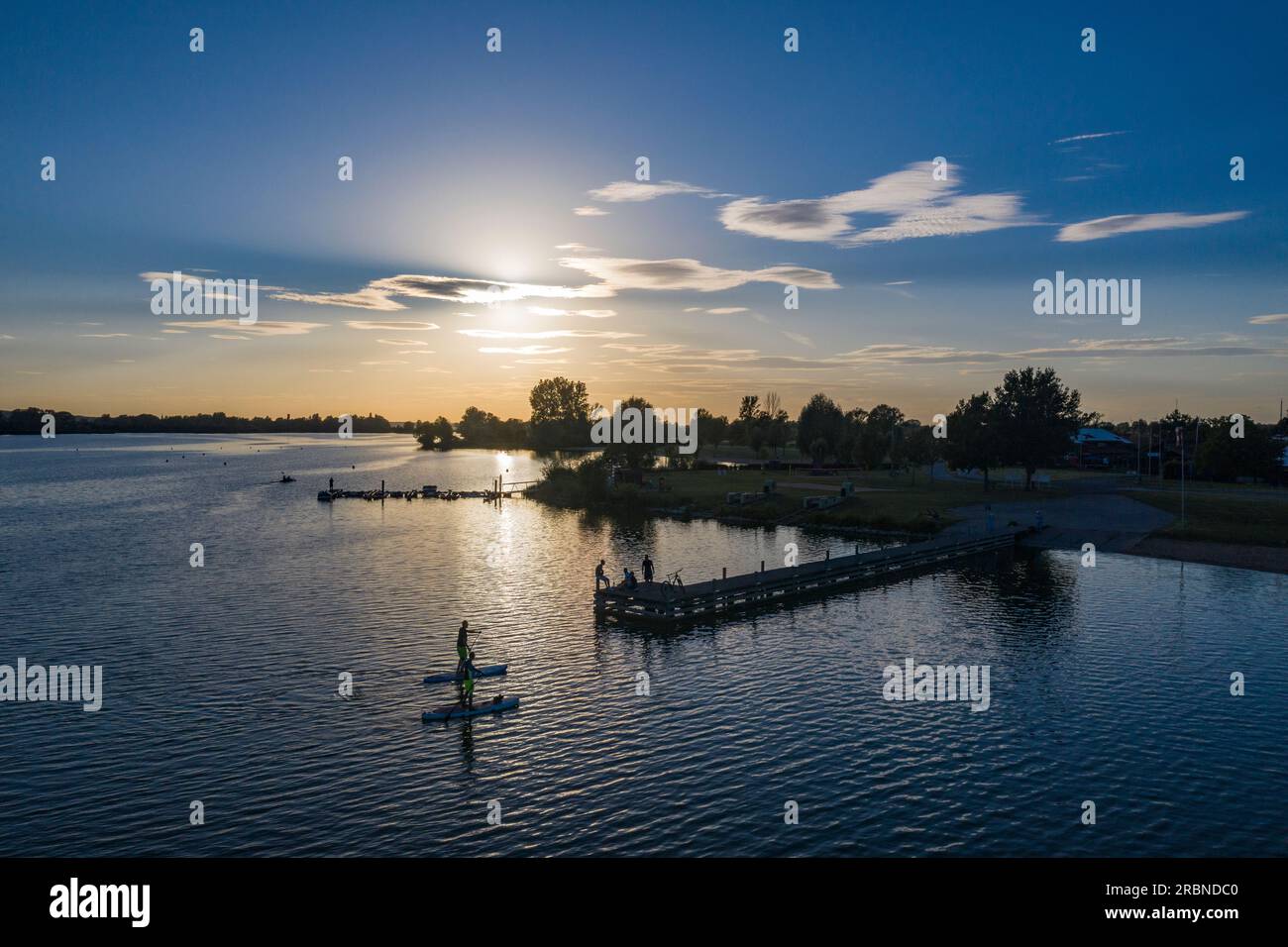 Silhouette von zwei Stand-Up-Paddlern am Altmühlsee im fränkischen Seengebiet bei Sonnenuntergang, Muhr am See, Franken, Bayern, Deutschland, Europa Stockfoto