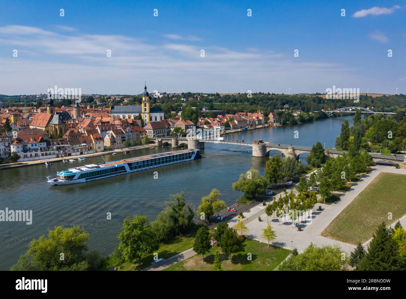 Luftaufnahme des Flusskreuzfahrtschiffs AmaDante (AmaWaterways) auf dem Main mit der Stadt dahinter, Kitzingen, Franken, Bayern, Deutschland, Europa Stockfoto
