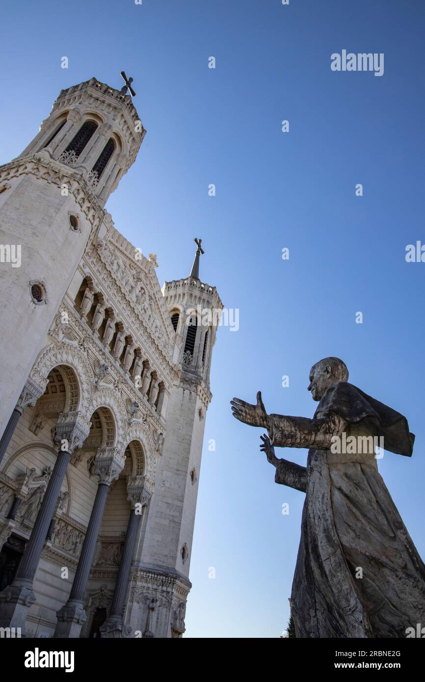 Statue von Papst Johannes Paul II. Und Basilika Notre-Dame de Fourviere, Lyon, Rhone, Frankreich, Europa Stockfoto