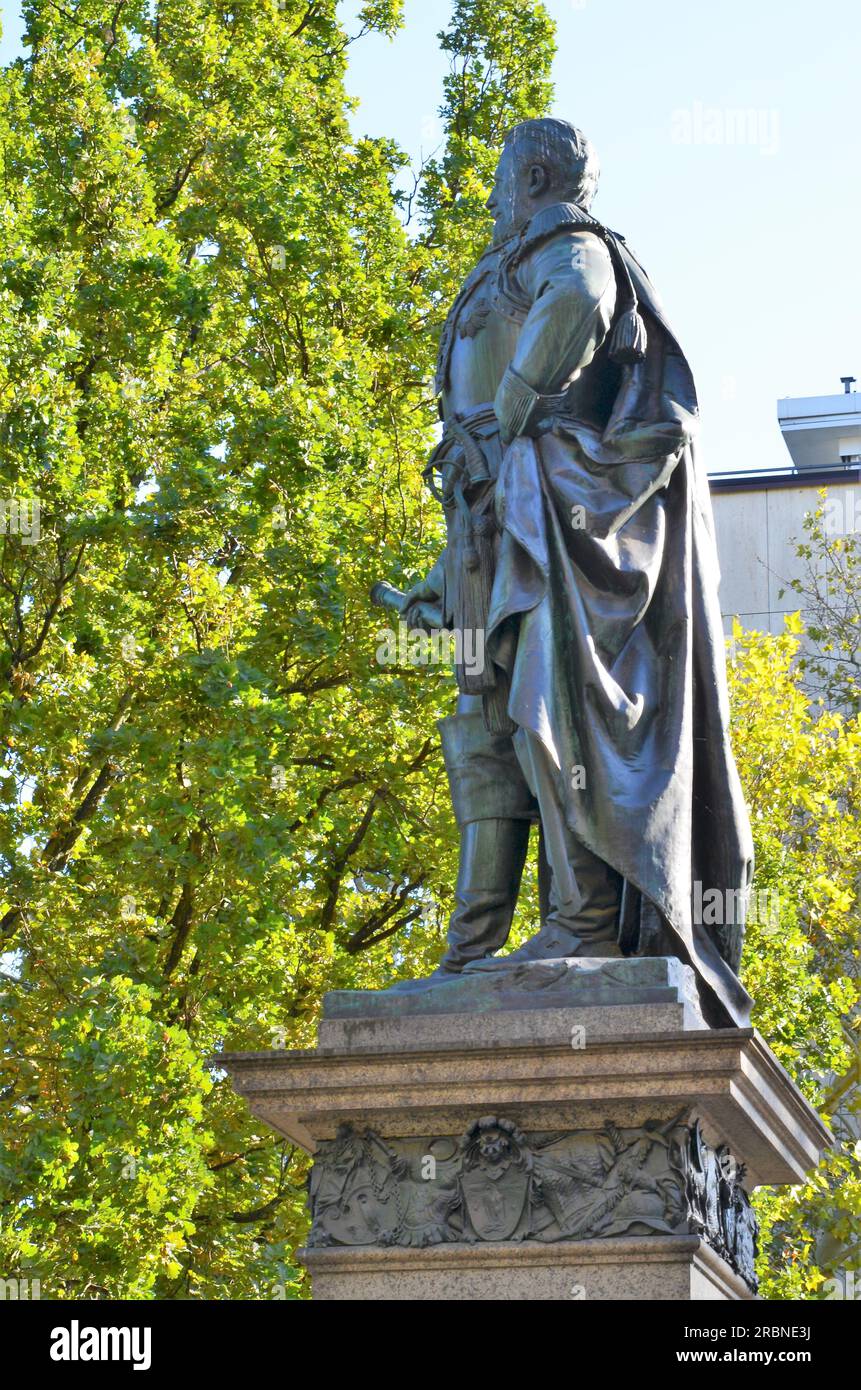 Statue von Kaiser Friedrich III Die Statue wurde vom Berliner Bildhauer Joseph Uphues entworfen und 1897 von Berlin nach Wiesbaden transportiert. Stockfoto