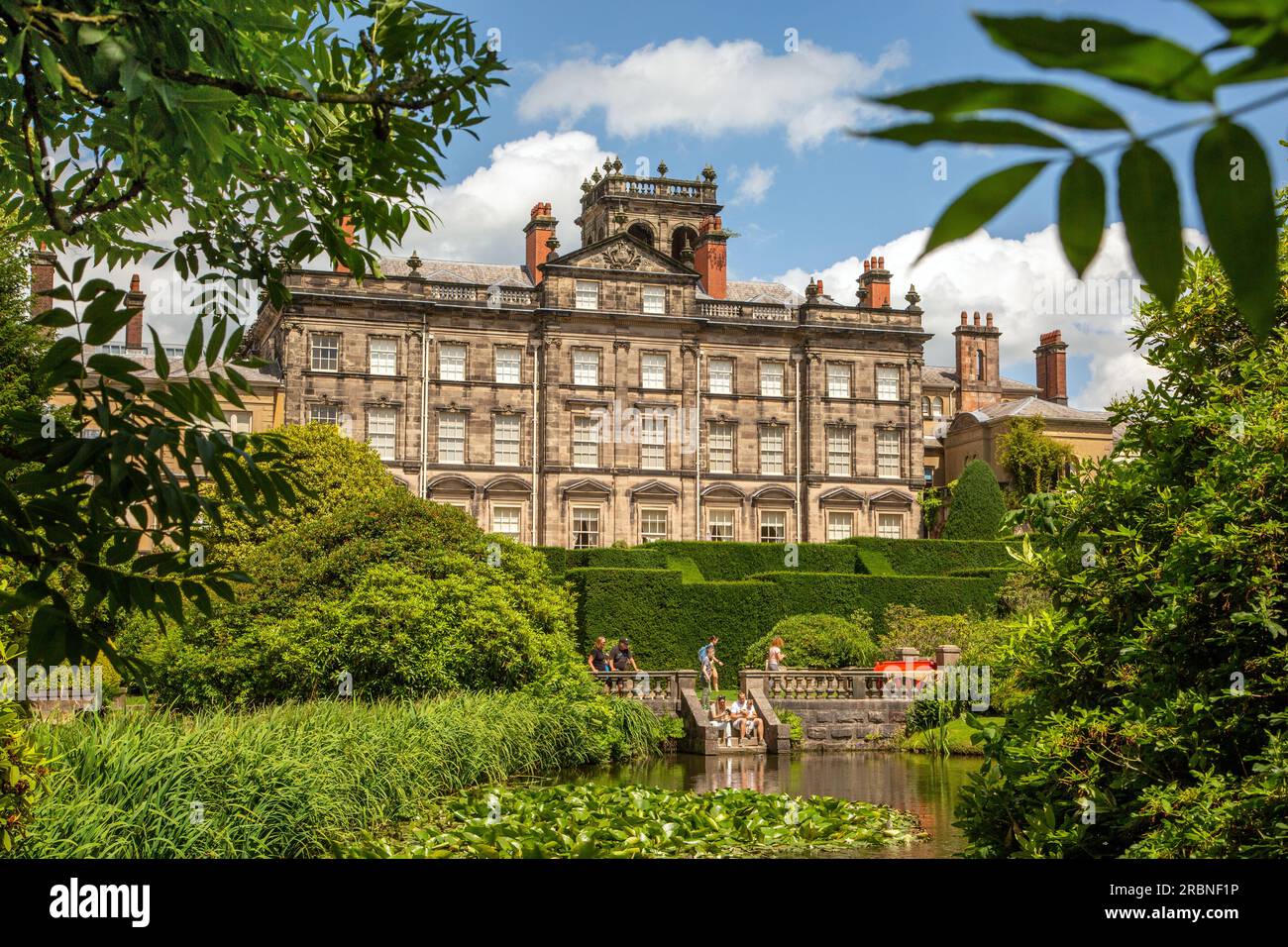 Die Gärten des National Trust Biddulph Grange in Biddulph Staffordshire mit Blick auf den Ziersee Stockfoto
