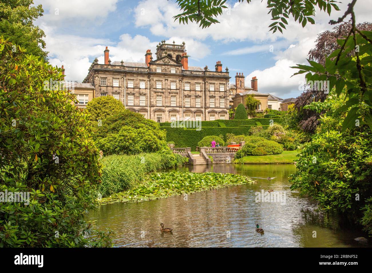 Die Gärten des National Trust Biddulph Grange in Biddulph Staffordshire mit Blick auf den Ziersee Stockfoto
