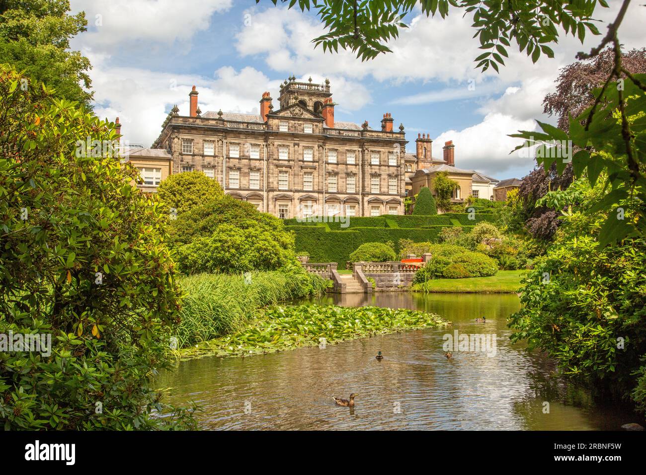 Die Gärten des National Trust Biddulph Grange in Biddulph Staffordshire mit Blick auf den Ziersee Stockfoto