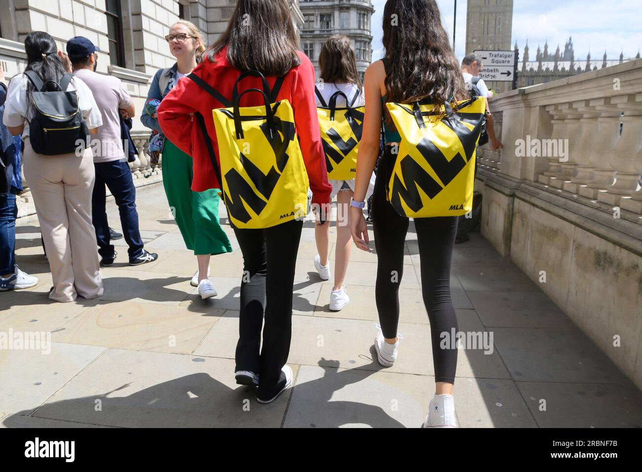 London, Großbritannien. Ausländische englischsprachige Studenten mit MLA-Rucksäcken (Moving Language Ahead) besuchen Westminster Stockfoto