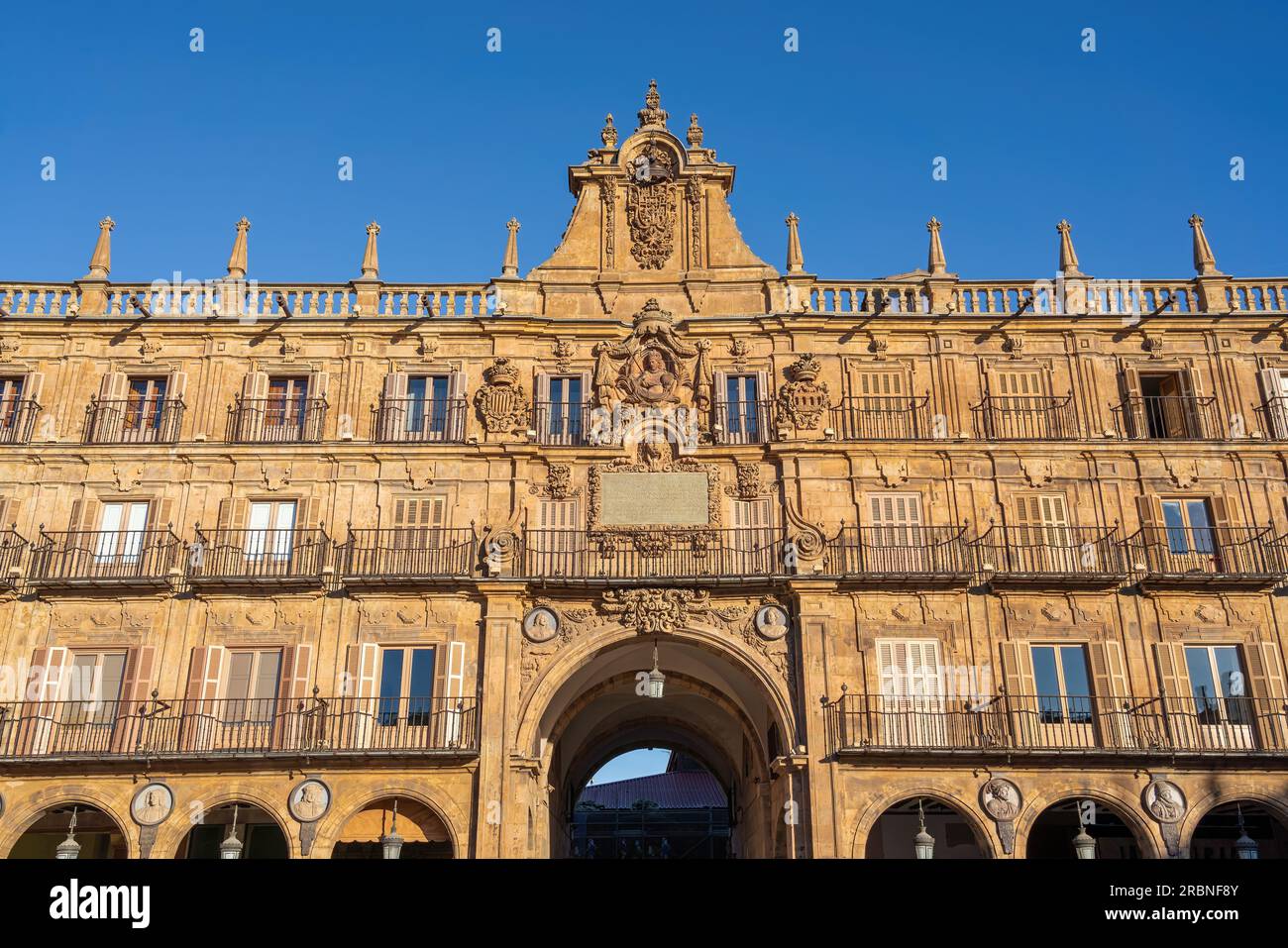 Osttor am Plaza Mayor Square - Salamanca, Spanien Stockfoto