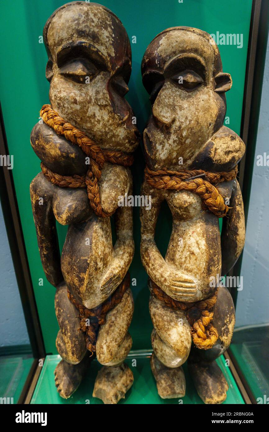 Kranke afrikanische Paarmaske, Kongo, 20. Jahrhundert. Polychromes Holz, Sa Bassa Blanca Museum (msbb). Yannick Vu und Ben Jakober, Alcudia, Mallorca, Spanien. Stockfoto