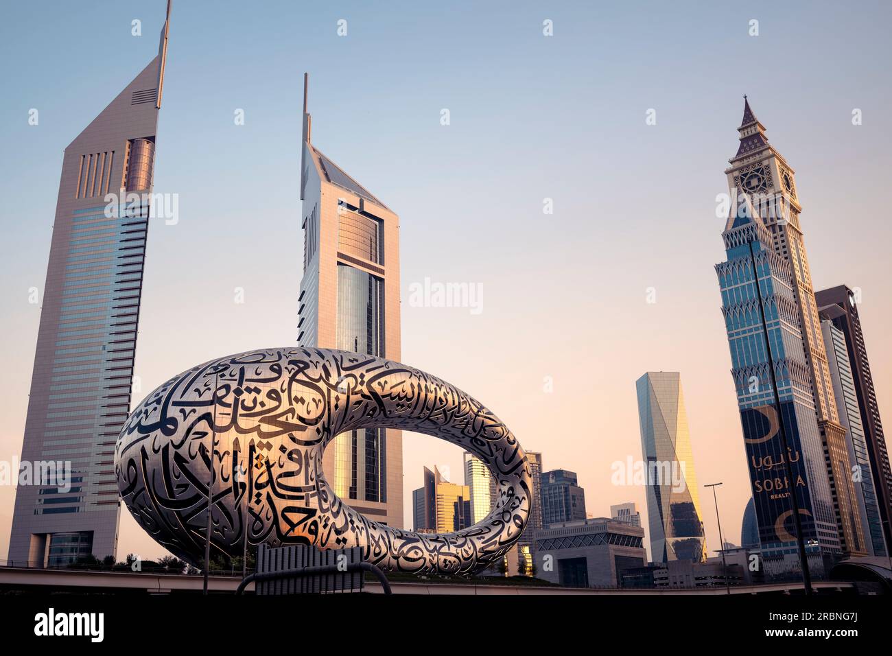 DUBAI, Vereinigte Arabische Emirate - 24. Juni 2023 das berühmte Museum der Zukunft bei Sonnenuntergang Stockfoto