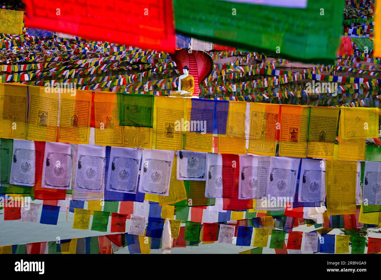 Indien, Bihar, Bodhgaya, UNESCO World Heriatge, Mahabodhi-Tempel, Gebetsflaggen und buddha-Statue Stockfoto