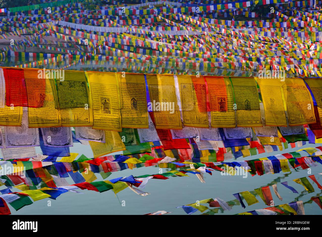 Indien, Bihar, Bodhgaya, UNESCO World Heriatge, Mahabodhi-Tempel, Gebetsflaggen und buddha-Statue Stockfoto